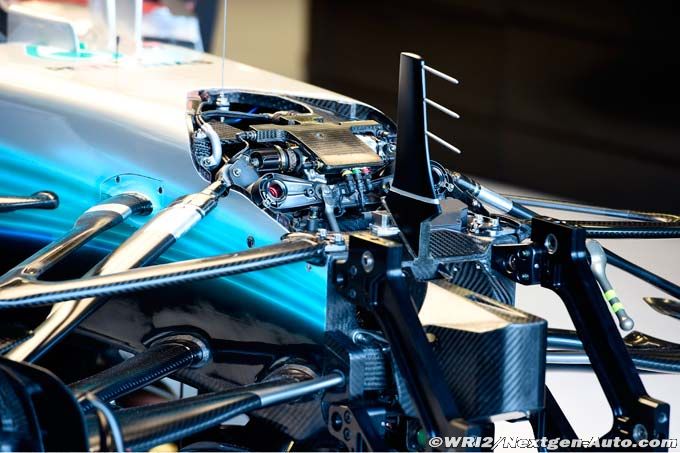 Mercedes removes trick suspension (...)