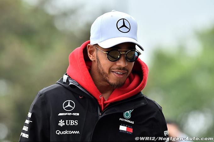 Hamilton hints at long-term Mercedes
