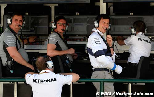 Mercedes to rethink team orders (...)